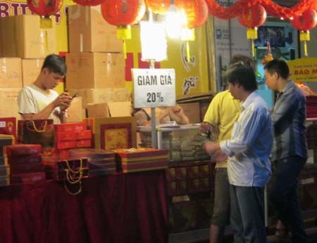 Trước ngày rằm tháng 8, hầu hết các cửa hàng bán bánh Trung thu tại Hà Nội đều treo biển giảm giá tới 20%